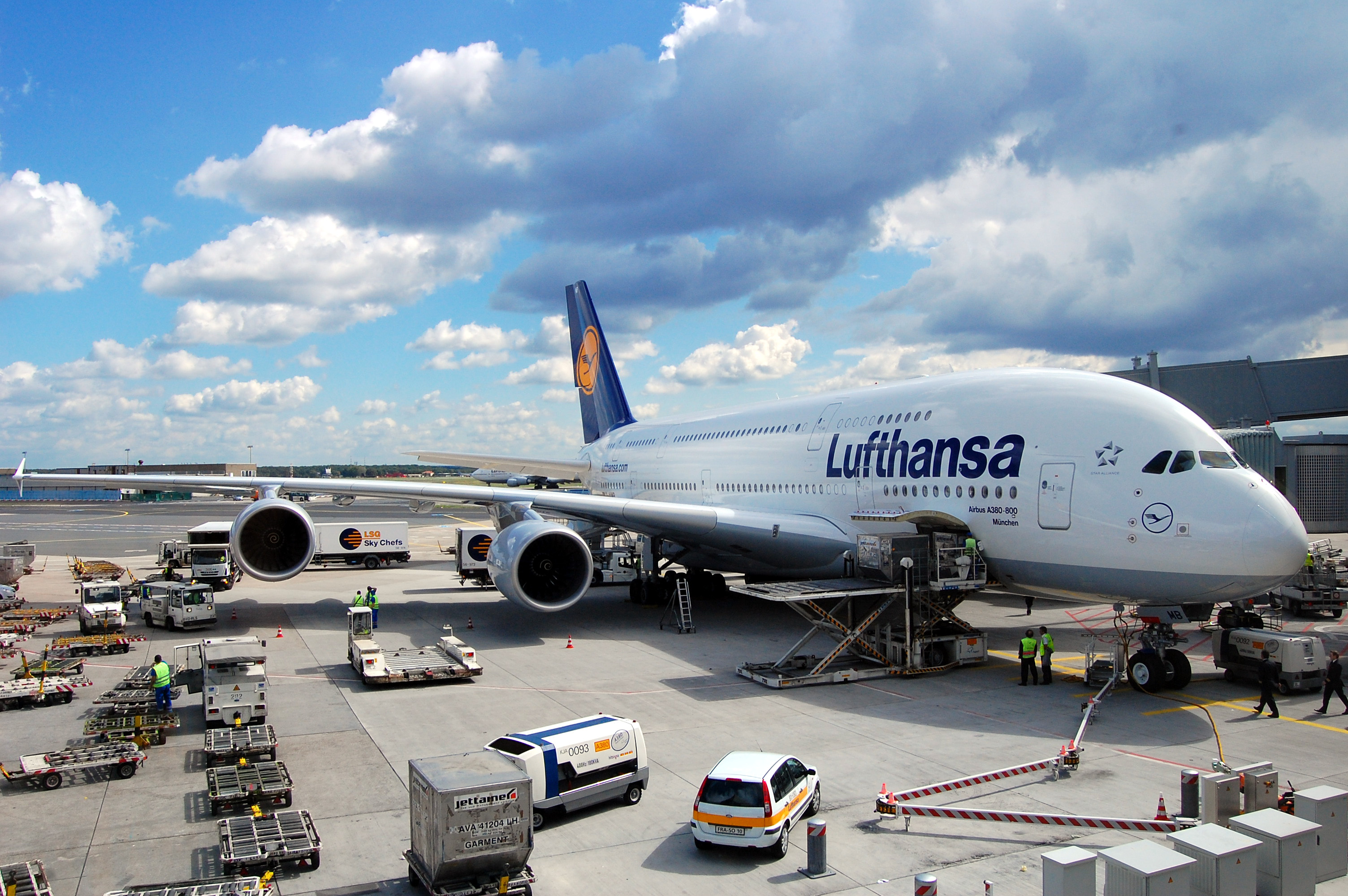 Airbus_A380-800_of_Lufthansa_in_Frankfurt_Germany_-_Aircraft_ground_handling_at_FRA_EDDF