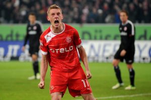 Fußball Bundesliga 15. Spieltag: Fortuna Düsseldorf - Eintracht Frankfurt am 30.11.2012 in der Esprit-Arena in Düsseldorf (Nordrhein-Westfalen). Düsseldorfs Axel Bellinghausen jubelt über sein Tor zum 4:0. Foto: Jonas Güttler/dpa (Achtung Hinweis zur Bildnutzung! Die DFL erlaubt die Weiterverwertung von maximal 15 Fotos (keine Sequenzbilder und keine videoähnlichen Fotostrecken) während des Spiels (einschließlich Halbzeit) aus dem Stadion und/oder vom Spiel im Internet und in Online-Medien. Uneingeschränkt gestattet ist die Weiterleitung digitalisierter Aufnahmen bereits während des Spiels ausschließlich zur internen redaktionellen Bearbeitung (z. B. via Bilddatenbanken) +++(c) dpa - Bildfunk+++